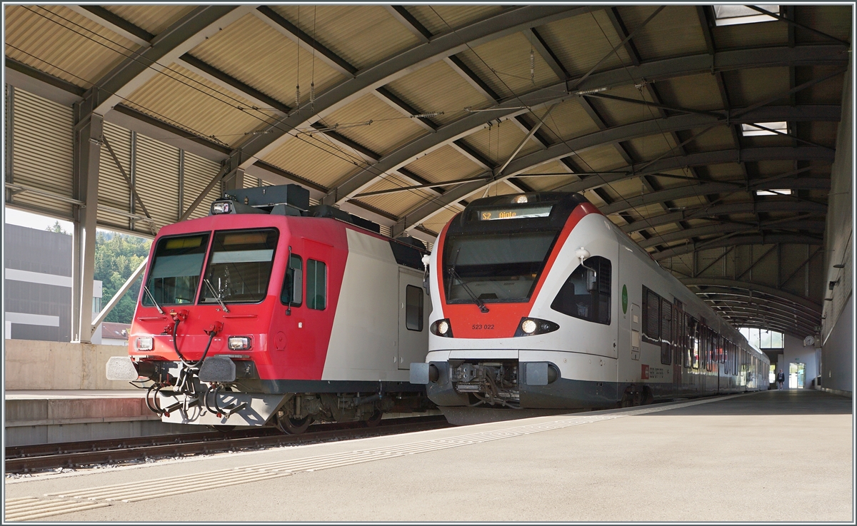 Der SBB RBDe 560 384-0 (RBDe 560 DO 94 85 7560 384-0 CH-SBB) und der RABe 523 022-7 (RABe 523 94 85 0 523 022-7 CH-SBB) warten in Le Brassus auf die Abfahrt. Während der Domino erst um 16:02 nach Vallobe fahren wird, verlässt der Flirt Le Brassus schon in wenigen Minuten, wobei man sich an die Ziel-Destination  Aigle  erst noch gewöhnen muss. 

15. August 2022