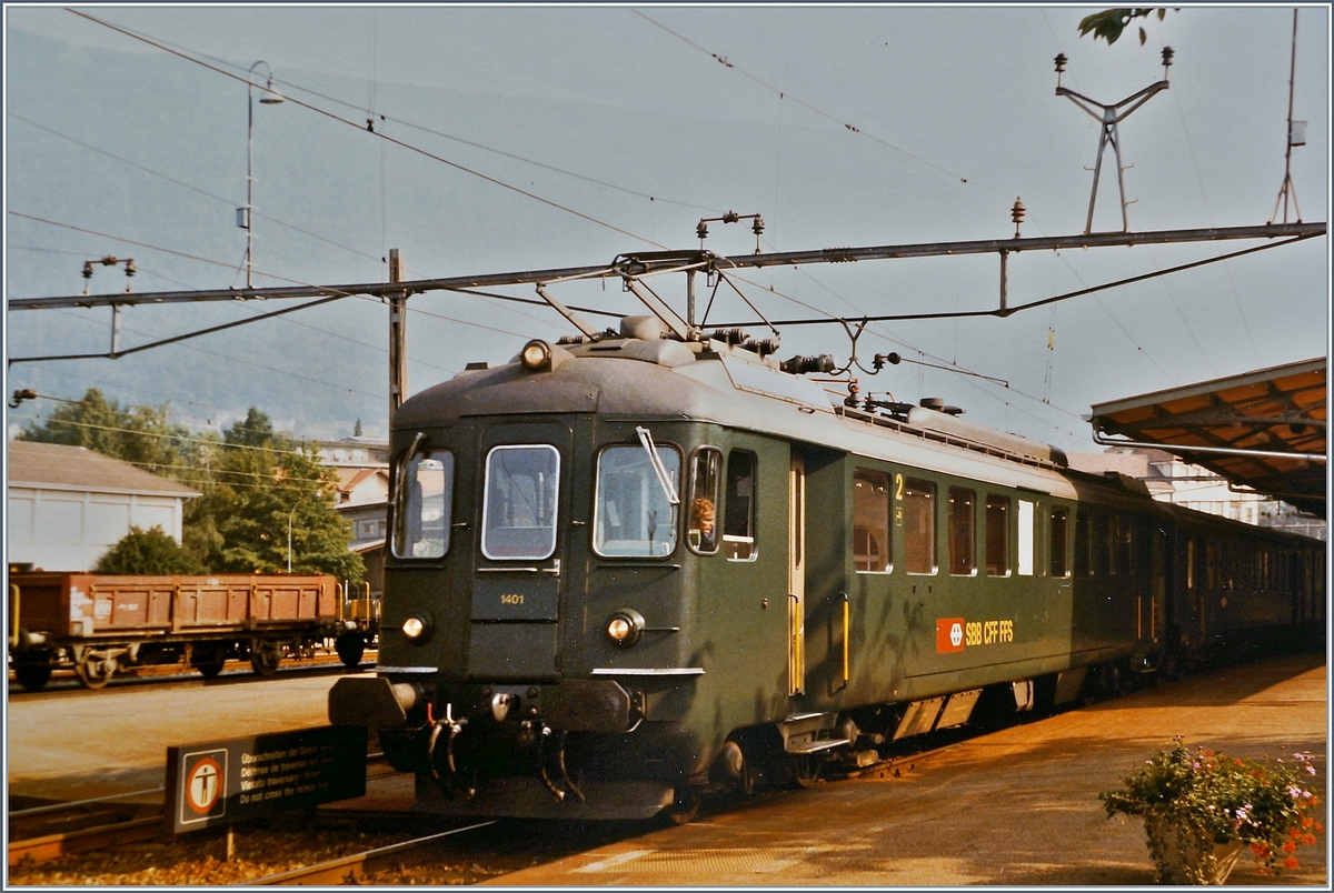 Der SBB RBe 4/4 1401 mit dem Regionalzug 4862 von Grenchen Nord nach Biel/Bienne wartet im Zugsausgangsbahnhof auf die Abfahrt.


19. Augst 1984