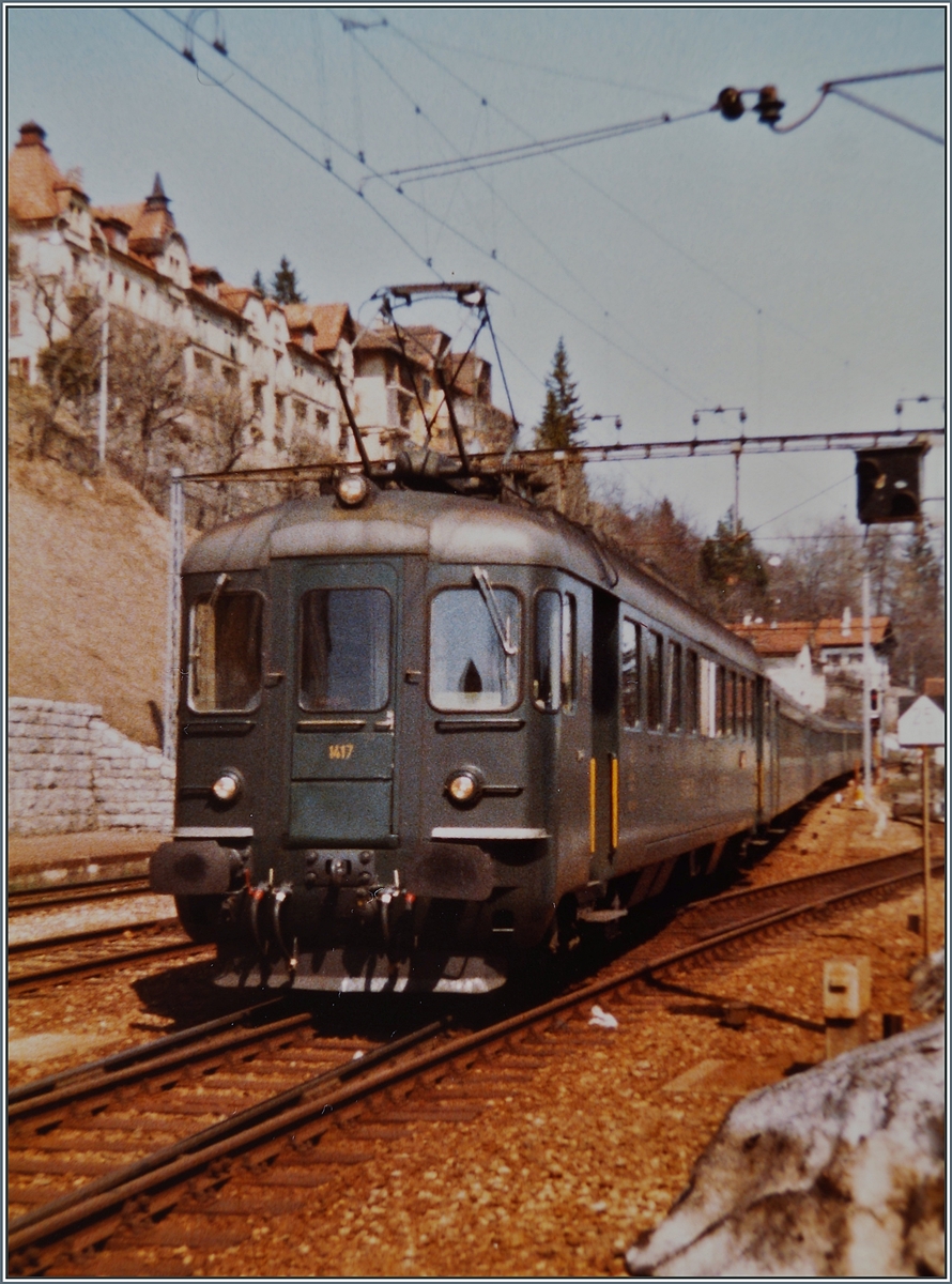 Der SBB RBe 4/4 1417 erreicht mit seinen Schnellzug 2822 von Bern (via Biel/Bienne) sein Ziel Le Locle. 

14. April 1984
 