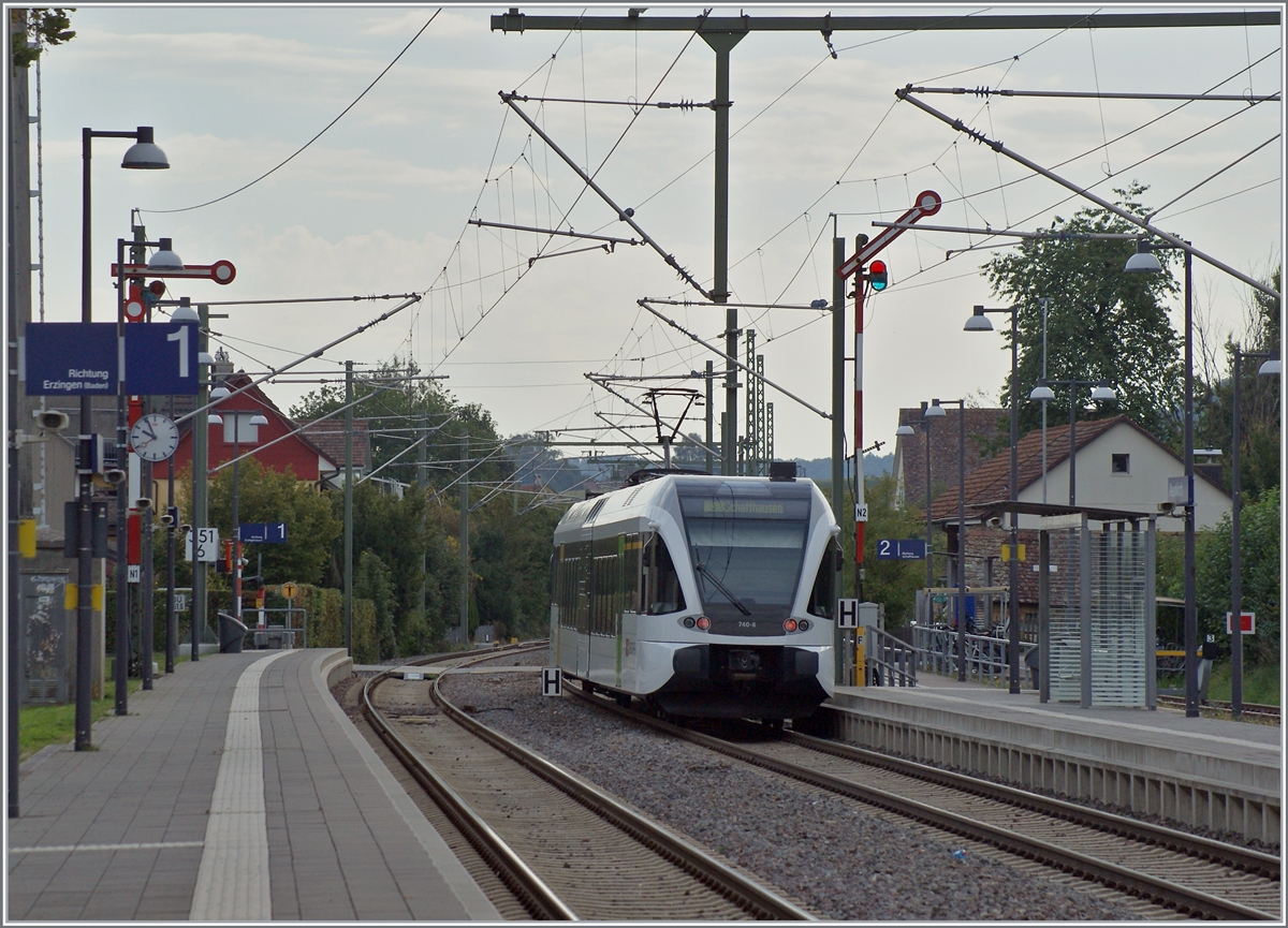 Der SBB /THUBO GTW RABe 526 040-6 auf der Fahrt von Erzingen (Baden) nach Schaffhausen verlässt den Bahnhof Neunkirch. Lichtmässig wäre wohl der Nachmittag für die Formsignale die bessere Wahl, immerhin vershonte mich der bewölkte Himmel von zu viel Gegenlicht.

6. Sept. 2022