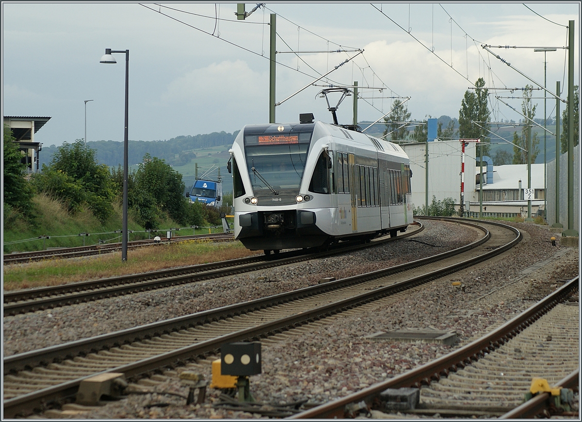 Der SBB /THUBO GTW RABe 526 040-6 auf der Fahrt von Erzingen (Baden) nach Schaffhausen erreicht den Bahnhof Neunkirch.

6. Sept. 2022