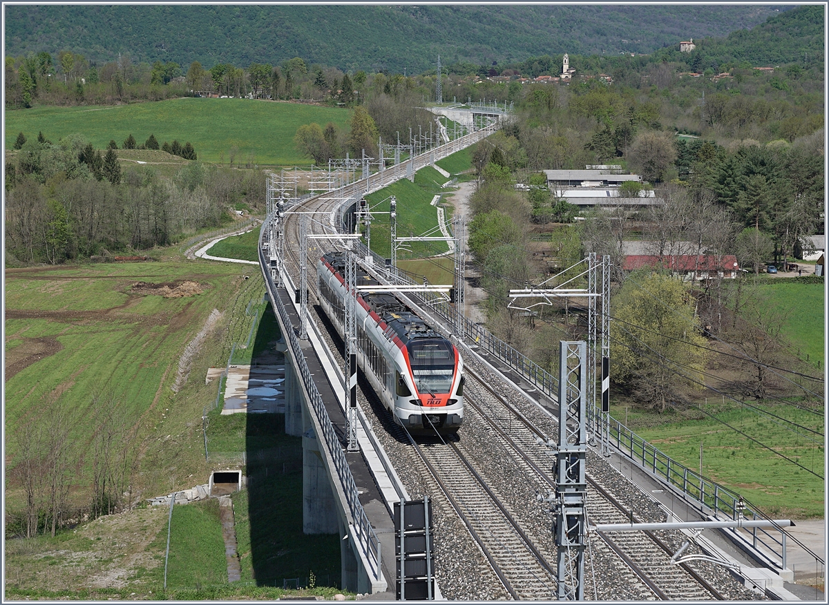 Der SBB TILO RABe 524 017 auf der Fahrt nach Varese auf der 438 Meter langen Bevera Brücke.

27. April 2019