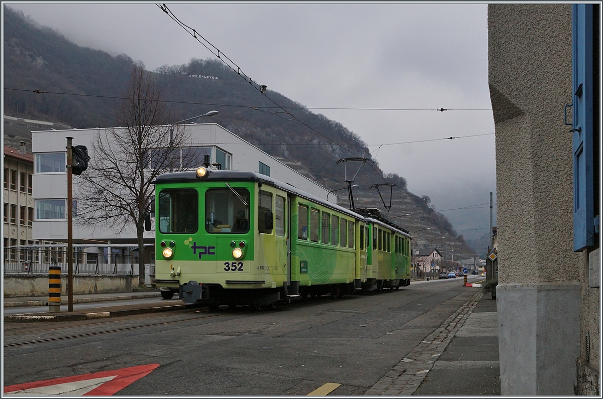 Der schiebende A-L BDeh 4/4 301 mit seinem Bt 352 erreichen die Haltestelle Aigle Marché. 

3. Jan. 2021