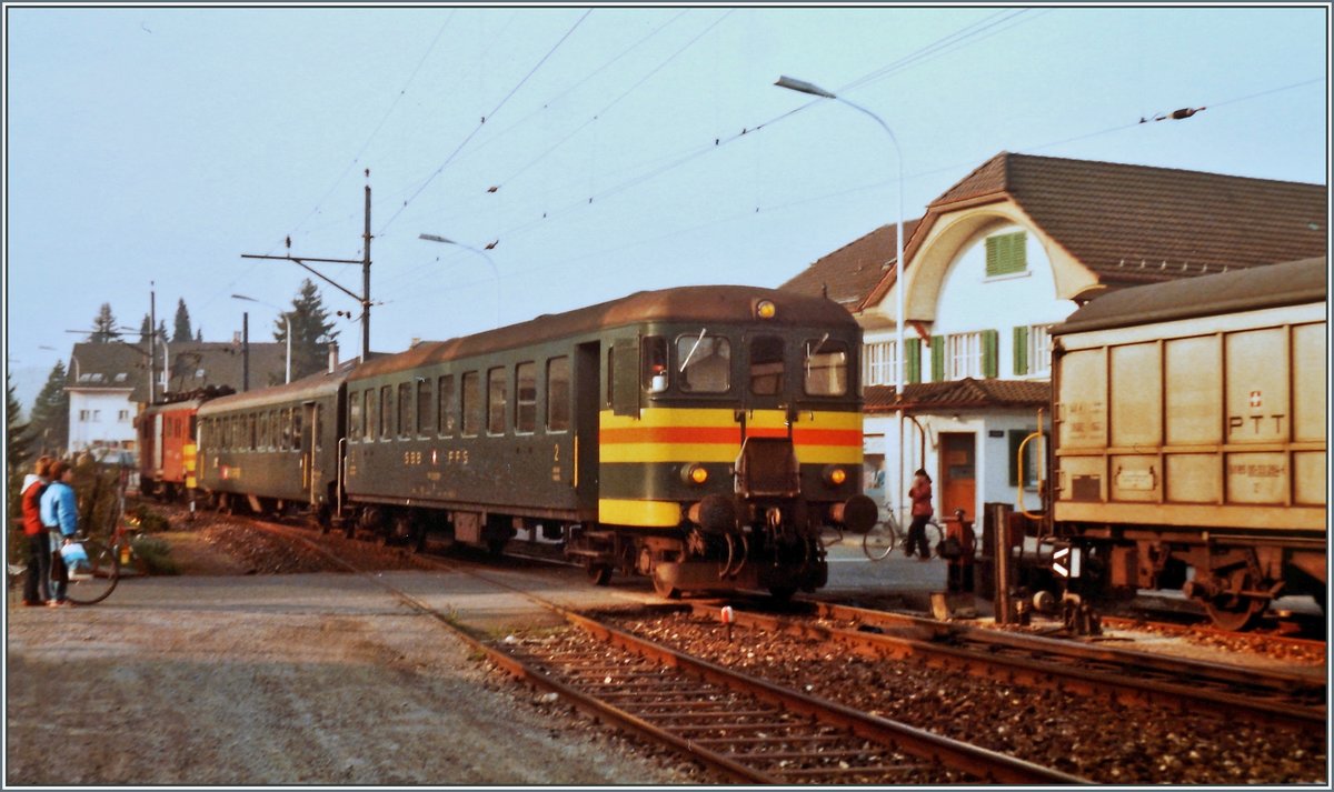 Der schiebende SBB De 4/4 1667 erreicht mit seinem Regionalzug 6110 von Beromünster nach Beinwil am See im Bahnhof von Menziken SBB. 

15. Mai 1984
