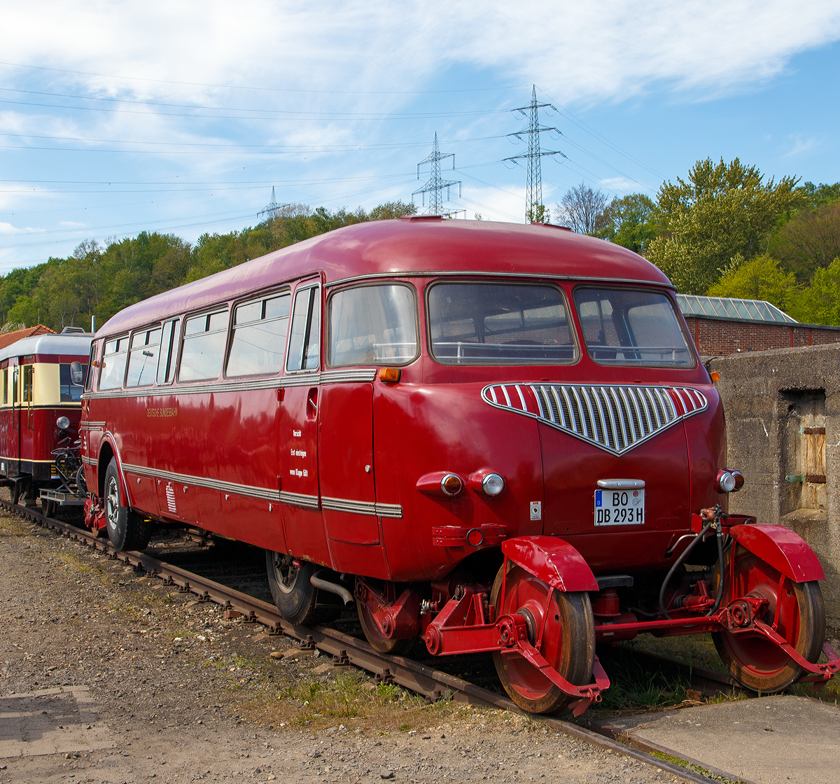 
Der Schienen-Straen-Omnibus, auch kurz Schi-Stra-Bus genannt, ist ein Zweiwegefahrzeug fr den Personenverkehr auf Eisenbahnstrecken und Straen. Die Deutsche Bundesbahn (DB) setzte ihn sowohl als Nahverkehrszug als auch als Bahnbus ein. Lange fuhr er auch hier in der Region von hellertal.startbilder (ber den Westerwald), die Verbindung Koblenz – Altenkirchen – Betzdorf.

Das Fahrzeug ist ein spezieller Omnibus mit allen fr den Straenverkehr notwendigen Einrichtungen. Der Schienen-Straen-Omnibus war mit einem Dieselmotor von Klckner-Humboldt-Deutz aus dem Omnibusbau ausgerstet. Dieser hatte eine Leistung von 88 kW (120 PS), er ermglichte eine Geschwindigkeit von 80 km/h auf der Strae und 120 km/h auf Schienen. Die Fahrzeuge boten 43 Sitzpltze und 15 bis 24 Stehpltze.

Der Wagen war ein Einrichtungsfahrzeug, war aber entsprechend den Vorschriften fr den Schienenverkehr ausgerstet. So besa er beidseitig Tren, verfgte er ber eine bahntaugliche Bremse, die ber die Spurwagen wirkte, eine Sicherheitsfahrschaltung und eine Notbremseinrichtung. Fr den Betrieb auf Eisenbahngleisen wurde der Bus auf zwei zweiachsige Untergestelle – genannt „Spurwagen“ – gesetzt. Dafr besa der Schienen-Straen-Omnibus zwei hydraulische Hebevorrichtungen, mit der wechselseitig die vordere und hintere Fahrzeughlfte zum Auf- und Absetzen von den Spurwagen angehoben wurde. Vor der Vorderachse und hinter der Hinterachse befand sich je ein Lager fr den Drehzapfen des Spurwagens. Fr das Umsetzen wurde ein Rillenschienen-Gleis auf Straenebene bentigt. Im Schienenbetrieb war die Vorderachse vollstndig abgehoben, die Reifen der Hinterrder saen auf den Schienen auf und sorgten fr den Antrieb. Whrend des Wechsels auf und von den Spurwagen blieben die Fahrgste im Bus.

Die Deutsche Bundesbahn bestellte 1951 zwei Prototypen bei der Firma Nordwestdeutsche Fahrzeugbau GmbH (NWF) in Wilhelmshaven. Die Spurwagen wurden von der Firma Waggon- und Maschinenbau GmbH (WMD) in Donauwrth hergestellt. Die Prototypen wurden 1952 geliefert und erprobt. Kurz darauf folgten drei Serienfahrzeuge, eines wurde im Mrz 1953 auf der Internationalen Automobil-Ausstellung in Frankfurt am Main vorgestellt. 1953 wurden noch weitere 50 Fahrzeuge bestellt. Insgesamt kamen aber nur 15 Wagen auf der Schiene zum Einsatz, die restlichen verkehrten als reine Straenfahrzeuge.

Zum Winterfahrplan 1954/55 wurde die Verbindung Koblenz–Betzdorf eingerichtet. Die Strecke fhrte von Koblenz auf der Strae nach Dierdorf und von dort ber die Bahnstrecke Engers–Au bis Au (Sieg) und weiter auf der Siegstrecke bis Betzdorf. Sie erwies sich als grter Erfolg dieses Konzepts und bestand deshalb auch am lngsten. Oftmals reichte das Angebot an Sitzpltzen fr die Zahl der Reisewilligen nicht aus. Eine Fahrt dauerte zweieinhalb Stunden. Diese war die einzige Verbindung, auf der zwei Fahrten pro Tag und Richtung angeboten wurden. Die letzte planmige Fahrt am 27. Mai 1967 besiegelte das Ende des Schienen-Straen-Omnibusses.

Bei Einfhrung der computerlesbaren Fahrzeugnummern zum 1. Januar 1968 wurde fr den Schienen-Straen-Omnibus noch die Baureihennummer 790 vergeben, jedoch waren zum Stichtag bereits alle Fahrzeuge ausgemustert.

TECHNISCHE DATEN:
Spurweite: 1.435 mm (Normalspur)
Lnge ber Alles: 11.100 mm (Strae) / 12.550 mm (Schiene) 
Grte Breite: 2. 500 mm
Grte Hhe:  2.860 mm
Eigengewicht: 7,7 t (Strae) / 13,5 t (Schiene) 
Achsstand der Spurwagen:  1.900 mm
Drehzapfenabstand:  9.500 mm
Laufkreisdurchmesser der Schienenrder:  850 mm
Sitzpltze:  43
Hchstgeschwindigkeit (Strae): 80 km/h 
Hchstgeschwindigkeit (Schiene): 120 km/h Vorwrts / 45 km/h Rckwrts
Dieselmotor:  Deutz KHD F 6 L 514
Leistung: 88 kW (120 PS) bei max. 2.250 U/min
Hubraum:  7.983 cm
Brennstoffverbrauch auf der Schiene (80 km/h): 20 l/100 km