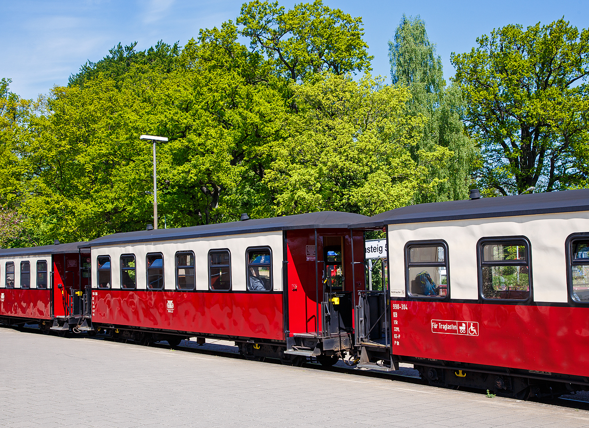 Der schmalspurige (900 mm) vierachsige 2.Klasse Personenwagen mit offenen Plattformen, MBB 990-306 (ex DR 990-306), der Gattung KB4i, Mecklenburgische Bäderbahn Molli GmbH & Co. (Molli). am 15.05.2022 im Bahnhof Bad Doberan im Zugverband. 

Der Wagen wurde 1925 von der Gothaer Waggonfabrik für die Deutsche Reichsbahn gebaut und ist seitdem bei der Mecklenburgische Bäderbahn im Einsatz. Im Fuhrpark des Molli befinden sich insgesamt 19 Personenwagen.

TECHNISCHE DATEN: 
Spurweite: 900 mm 
Anzahl der Achsen: 4 
Länge über Puffer: 12.000 mm 
Drehzapfenabstand: 6.500 mm 
Eigengewicht: 15 t 
Sitzplätze: 36 (in der 2. Klasse)
Bremse: KE-P
