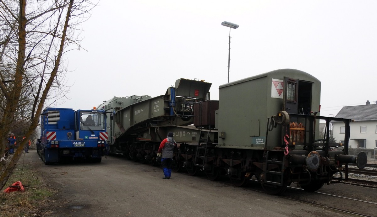 Der Schnabel vom Tragschnabelwagen 84 80 D AMPR 996 0 003-5, Baujahr 1961, von Ampiron mit Siemens-Transformator f�r Max.-Dauerleistung von 333,33 MVA, ist bereits angehoben (Gewinde unter den blauen Stempeln am Schnabel). Das Scheuerle Power Pack Unit- Fahrzeug kommt parallel und nachdem der Schnabel abgest�tzt ist, wird das Strassenfahrzeug das Schienen-Drehgestell wegziehen und sich selbst unter den Schnabel man�vrieren, V�hringen, am 09.03.2016
