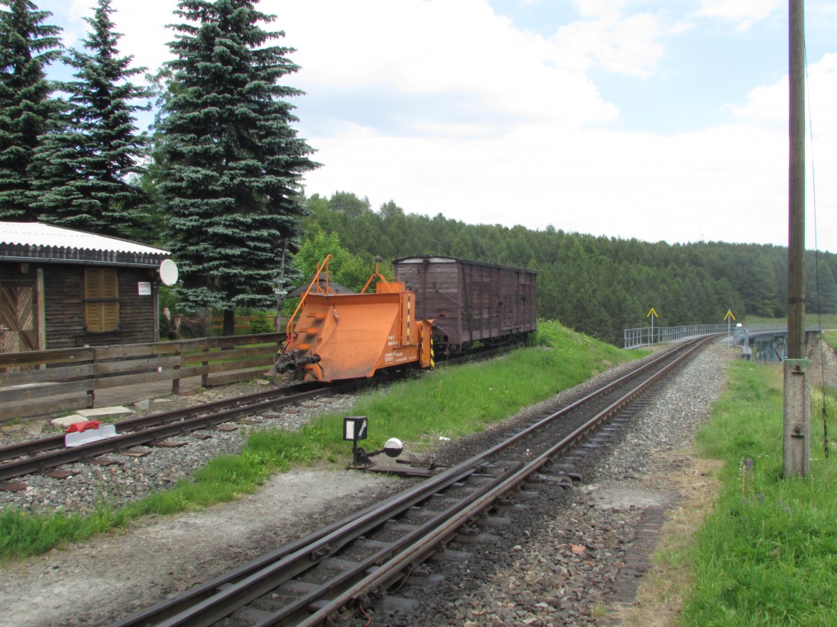 Der Schneepflug und G�terwagen standen am 16.Juli.2013 abgestellt in Oberwiesenthal