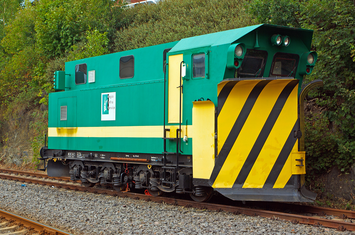 
Der Schneepflug SPM 302, ex DB und DR 30 50 979 3 203-5, Bauart 856 Meiningen der Regio Infra Service Sachsen GmbH (ein Tochterunternehmen der RP Eisenbahn GmbH und CVAG) ist am 25.08.2013 im Bahnhof Stollberg (Sachsen) abgestellt. Der Schneepflug wurde 1972 im Raw Halberstadt gebaut. 

Die Schneepflüge der Bauart Meiningen 856 wurden von 1968 bis 1981 gebaut. Die ersten vier Pflüge wurden im Reichsbahnausbesserungswerk (RAW) Halberstadt, alle weiteren im RAW Meiningen, das heute Dampflokwerk Meiningen heißt.

Der Meiningen-Pflug ist ein Ein-Richtungs-Schneepflug, ist also nicht auf dem Fahrgestell drehbar. Er verfügt über keinen eigenen Antrieb, sondern ist auf eine Schiebelokomotive angewiesen. Als Fahrgestell dienen Rahmen und Drehgestelle ausgemusterter Schlepptender des Typs 2'2'T32. Durch einen Betonballast wird das Gewicht des Schneepflugs auf 54 Tonnen gebracht.

Die Pflugschare sind nach dem von Rudolf Klima entwickelten Prinzip konstruiert, somit ist es auch ein Klima-Schneepflug, (senkrecht stehende Schare, in Grundstellung keilförmig zur zweiseitigen Räumung, ausschwenkbar zur einseitigen Räumung), mit Seitenräumflügeln. Zusätzlich ist ein keilförmiger Spurinnenräumer vorhanden .Die Bewegung der Pflugschare erfolgt über Druckluftzylinder. Die Druckluftanlage muss von der Lokomotive gespeist werden. 

An den Führerstand des Schneepflugs schließt sich ein kleiner Aufenthaltsraum für das Personal an, dahinter folgt der Raum für das Stromaggregat. Die Besatzung des Schneepflugs besteht aus mindestens zwei Personen: Ein Schneepflugbediener und ein Arbeitszugführer. Bei drohender Gefahr kann vom Führerstand des Schneepflugs die Hauptluftleitung entlüftet werden und somit eine Bremsung des Gespanns eingeleitet werden. Auf den Pflügen der ersten Serie wurden die Fahrbefehle über eine am der Lokomotive zugewandten Ende angebrachte Lichtsignalanlage übermittelt (hier im Bild links oben). Diese konnte die gewünschte Fahrgeschwindigkeit zwischen 10 und 50 km/h mit fünf Lampen signalisieren, zusätzlich konnten „Achtung!“ und „Halt!“ signalisiert werden. Ihre Grenzen erreichte die Lichtsignalanlage, wenn der Schneepflug beispielsweise zurückgesetzt werden musste. Solche Aufträge mussten mündlich überbracht werden.

Technische Daten:
Länge über Alles: 11.500 mm
Eigengewicht: 54 t
Zur Mitfahrt zugel. Personen: 6
Höchstgeschwindigkeit: 50 km/h (zugelassen ohne SIFA)