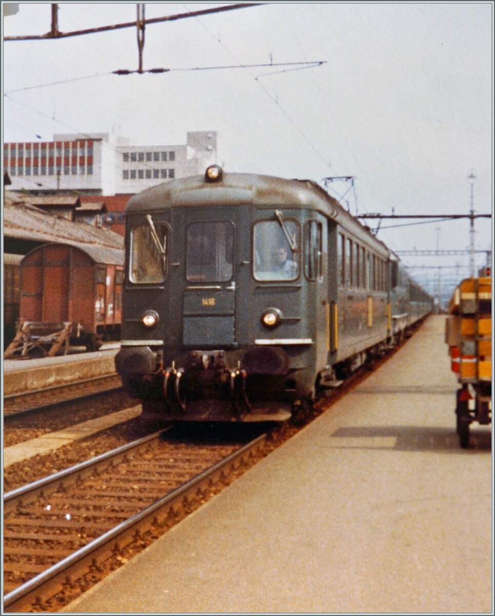 Der Schnellzug 526 in Richtung Biel/Bienne erreicht Aarau, an der Spitze des Zuges der RBe 4/4 1416, dahinter eine Re 4/4 II; in der Folge übernahm dann der Triebwagen den Lokumlaufplan der Re 4/4 II, was zu jener Zeit hin und wieder vorkam. 

Analogbild vom 10. April 1984