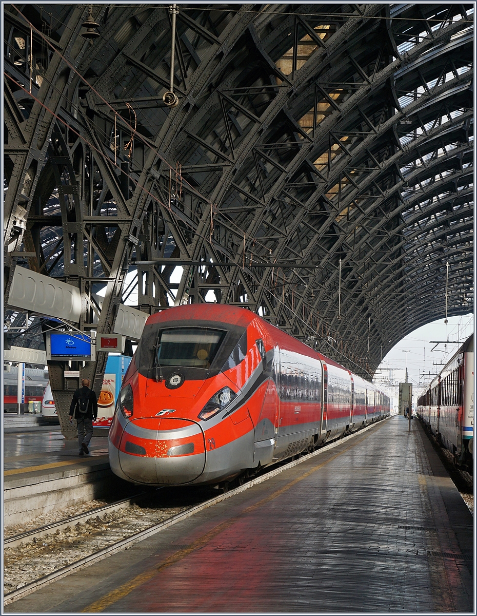 Der schöne FS Trenitalia ETR 400 Frecciarossa 1000 unter der grossen Bahnhofshalle von Milano Centrale.
16. Nov. 2017