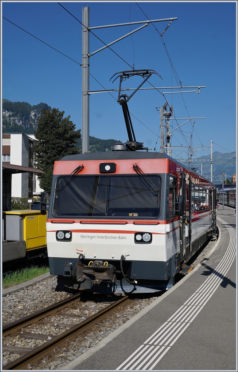 Der schon etwas ausgebleichte Be 4/4 N° 8 der MIB wartet in Meiringen auf die Abfahrt nach Innertkirchen.
30. Juni 2018