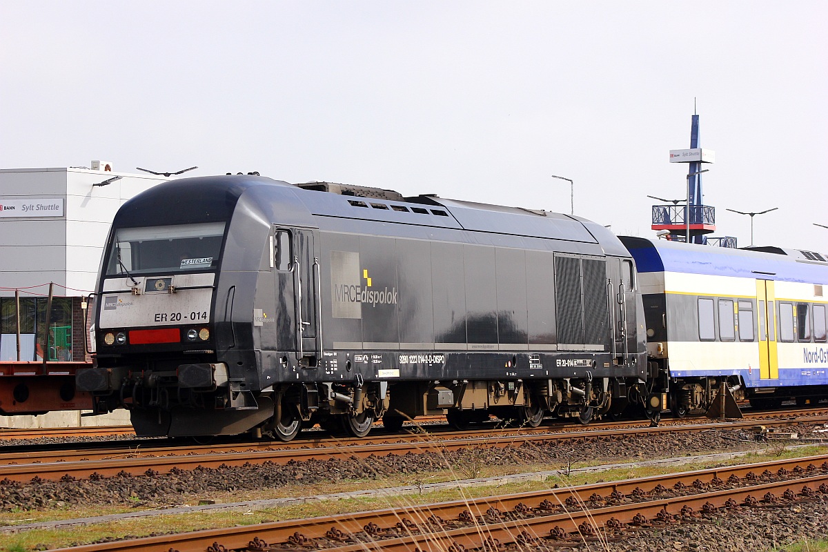 Der  Schwadde  war auch wieder unterwegs...MRCE ER20-014 oder 223 014-2 mit einer NOB nach Sylt hier bei der Einfahrt in Niebüll, Standort Stellwerk Niebüll Ks(Parkplatz). 14.04.2015