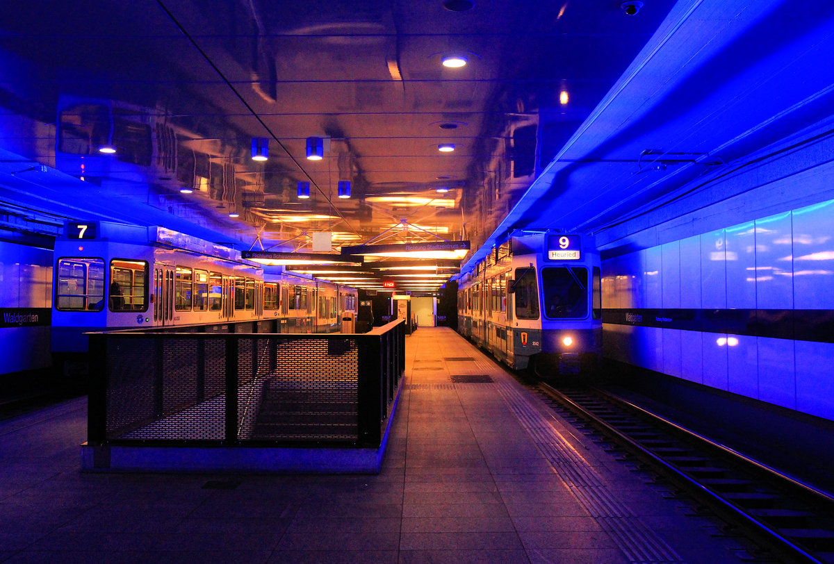 Der Schwamendinger Tunnel: Kreuzung zweier Züge an der Haltestelle Waldgarten. Links Zug 2102-2434, rechts 2041-2414. Die Züge fahren hier auf dem linken Gleis, damit ein zentraler Bahnsteig genügt. Der Pantograph ist so tief, dass er kaum sichtbar ist. 17.Oktober 2020 