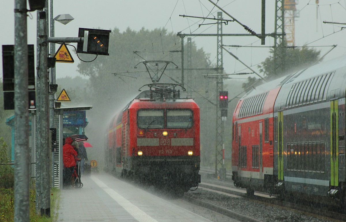 Der  Sebastian  und seine Vorläufer...NAH.SH 112 153 mit dem RE 7 nach Hamburg hat Einfahrt in Schleswig. September 2017