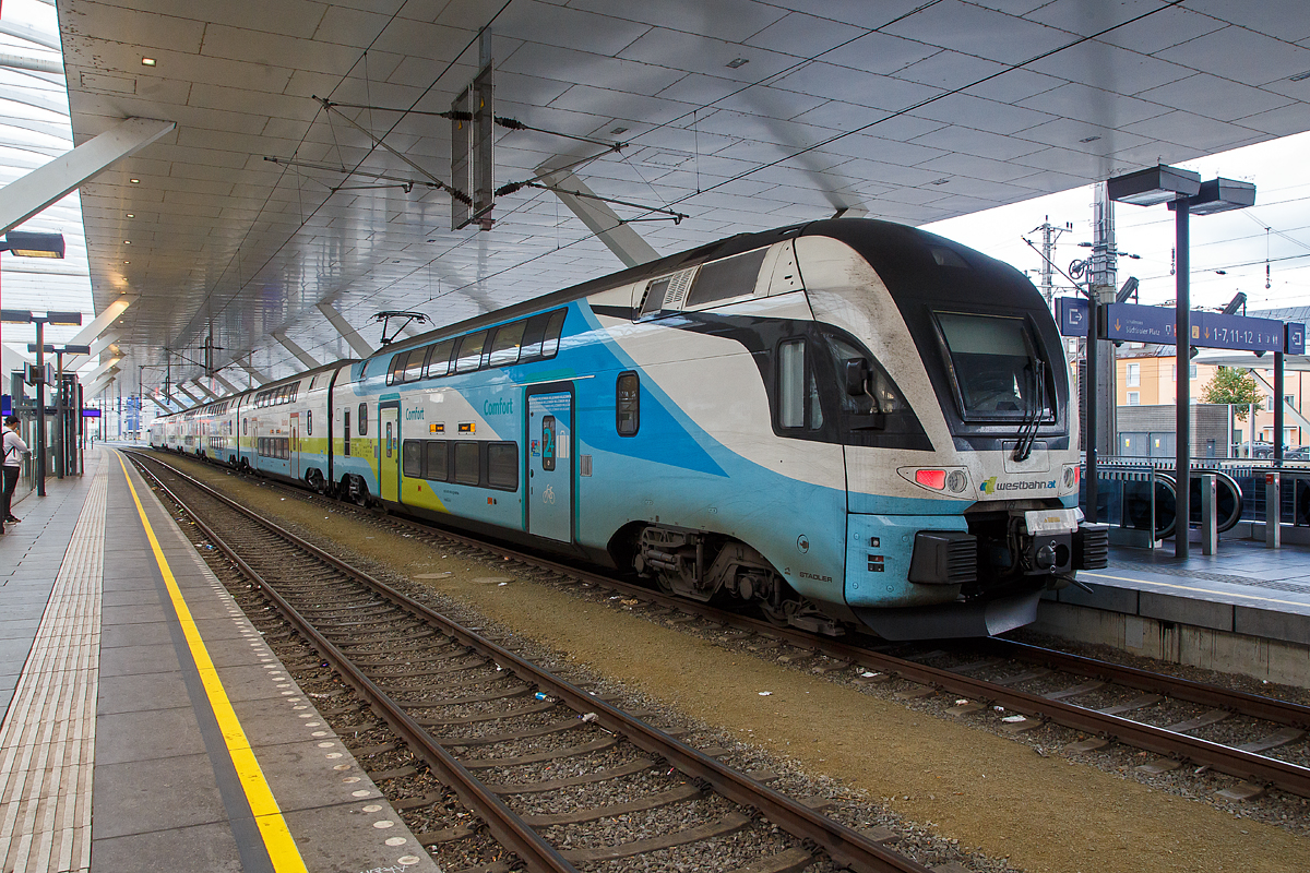 Der sechsteilige Stadler Kiss  4010 029 / 4010 129 der WESTbahn am 11.09.2022 im Hbf Salzburg. 

Die sterreichische Westbahn nahm am 11. Dezember 2011 sieben sechsteilige Einheiten einer Fernverkehrsvariante (adaptiert fr 200 km/h, grerer Sitzabstand) von Stadler KISS in Betrieb. Dann folgten 2017 noch ein weiterer sechsteiliger (4010 008) und vierteilige (4110 009 – 017) Triebzge. Alle diese 17 KISS 1 und 2 Garnituren wurden 2021 an die Deutsche Bahn verkauft, die sie nun als IC 2 einsetzt. 

Als Ersatz fr die 17 Kiss 1 und 2 wurden 15 neue sechsteilige Zge (4010 018-032) wiederum bei Stadler Rail bestellt, welche baugleich mit der 2017 gelieferten Garnitur (4010 008) ausgefhrt wurden und jeweils ber 526 Sitzpltze verfgen. Alle Radstze der Endwagen sind angetrieben, die Mittelwagen sind antriebslos. Alle KISS der WESTbahn sind in der Schweiz eingestellt hier z.B. als 93 85 4010 129-3 CH-WSTBA.

Mit dem Stadler KISS wurde ein neues Klassensystem bei der WESTbahn eingefhrt: First  - 1. Klasse (Leitfarbe gelb), Comfort  -  2+Klasse (Leitfarbe petrol) und Standard - 2. Klasse (Leitfarbe orange) angeboten. In der Comfort-Klasse und in der First ist ein Upgrade zu zahlen, das eine Reservierung beinhaltet. Die Comfort-Klasse steht Inhaberinnen und Inhabern eines Klimatickets ohne Aufpreis zur Verfgung.

TECHNISCHE DATEN der KISS:
Anzahl: 15 sechsteilige Triebzge
Spurweite: 1.435 mm (Normalspur)
Achsformel: Bo’Bo’+2’2’+2’2’+2’2’+2’2’+Bo’Bo’
Lnge ber Kupplung: 150.000 mm
Fahrzeugbreite: 2.800 mm
Fahrzeughhe: 4.595 mm
Achsstand im Drehgestell: 2.500 mm (Trieb- und Laufdrehgestell)
Trieb- und Laufraddurchmesser:  920 mm (neu)
Dauerleistung am Rad: 4.000 kW
Max. Leistung am Rad: 6.000 kW
Anfahrzugskraft (bis 68 km/h): 320 kN
Anfahrbeschleunigung: 0.85 m/s
Hchstgeschwindigkeit 200 km/h
Sitzpltze: 526
Stromsystem: 15 kV AC, 16.7 Hz
Fubodenhhe: Niederflur am Einstieg 570 mm, Unterdeck 440 mm, Oberdeck 2.515 mm
Einstiegsbreite: 1.400 mm