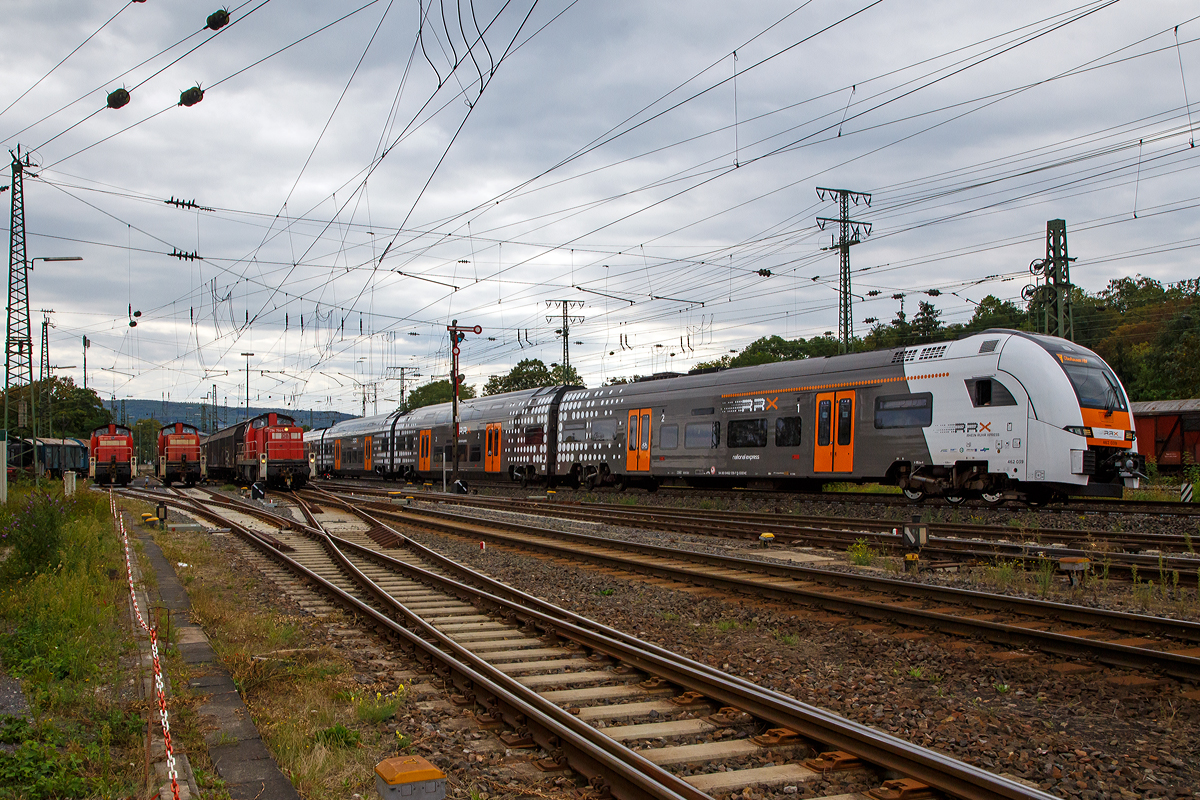 Der Siemens Desiro HC 462 039 fährt am 04.09.2020, als RE 5 (RRX)  Rhein-Express  (Koblenz Hbf - Oberhausen), durch Koblenz-Lützel in Richtung Köln. (Aufnahme aus dem DB Museum heraus). Links stehen drei remotorisierte V 90 (BR 294.5) der DB Cargo AG.

Der Rhein-Ruhr-Express (RRX 5) auf dieser Strecke als RE 5   Rhein-Express   wird von National Express betrieben.

Der Rhein-Ruhr-Express (RRX) ist ein in der Umsetzung befindliches Programm, um den Regionalverkehr auf der Kernstrecke des Ruhrgebietes und des zentralen Rheinlandes von Dortmund über Essen, Duisburg und Düsseldorf nach Köln durch dichtere Taktfrequenzen und höhere Beförderungskapazitäten aufzuwerten. Der RRX soll die bisher vorhandenen Regional-Express-Linien in diesem Korridor ersetzen. Die Züge stellen dabei wie die bisherigen RE-Linien Verbindungen mit anderen Landesteilen von NRW und zu Nachbarbundesländern her. Teil des Milliardenprogramms sind neue Züge des Typs Siemens Desiro HC BR 462), eine gesteigerte Infrastrukturleistungsfähigkeit und modernisierte Stationen. Schon die neuen Züge trügen nach Angaben der Betreiber allein durch ihre höhere Beschleunigung und größere Zahl an Sitzplätzen zu mehr Pünktlichkeit bei. Seit dem 9. Dezember 2018 fahren die ersten Züge.

Die endgültige Fertigstellung der RRX-Infrastruktur soll im Jahr 2030 erfolgen. Die Infrastrukturmaßnahmen für den RRX sind im Bundesverkehrswegeplan 2030 als Vordringlicher Bedarf – Engpassbeseitigung eingestuft.

Betreiber der Linien:
Zwei Unternehmen betreiben die RRX-Linien:
Los 1 mit den Linien RE 1 und RE 11 betriebt die Abellio und 
Los 2 und 3 mit den Linien RE 4, RE 5 und RE 6 betreibt National Express 

Beschaffung und Instandhaltung:
Der Verkehrsverbund Rhein-Ruhr beschatte bei Siemens 84 Desiro HC-Zügen verpachtet die Züge für 15 Jahre an die Betreiber. Seit 2018 wurden die Triebzüge ausgeliefert, der letzte Triebzug fristgerecht zum Dezember 2020.  
Siemens Mobility ist auch für die Instandhaltung der Fahrzeuge zuständig. Dafür wurde in Dortmund-Eving ein Instandhaltungswerk (Rail Service Center) errichtet. Neben der Werkstatt verfügt es auch über eine Außenreinigungsanlage.