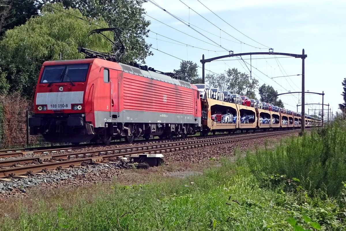 Der Sifta-PKW-Zug mit 189 050 durchfahrt am 23 Augustus 2019 Hulten.