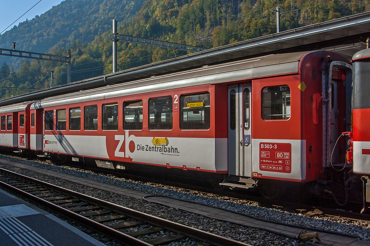 Der SIG EW I bzw. Brünig Typ III 2. Klasse Personenwagen zb B 503-3 der Zentralbahn (ex SBB Brünigbahn) am 02.10.2011 im Bahnhof Interlaken Ost, im Zugverband eingereiht in einen IR nach Meiringen.

Die SBB wählten für ihre einzige Schmalspurbahn, die Brünigbahn (heute Teil der Zentralbahn) nicht FFA, sondern SIG als Lieferantin der Einheitswagen. Deren Entwurf hielt sich äußerlich stärker an das normalspurige Vorbild, indem Plattform und Toilette außerhalb der Einstiege angesetzt wurden. Die Einstiegstüren wurden über den Drehgestellen angeordnet. Der Sitzteiler in der 2. Klasse ist mit 1.540 mm sogar noch geringer als beim FFA EW I ausgefallen. Da dies nicht ausreichte, wurden später bei der Modernisierung der Brünigbahnwagen zwei Sitzreihen weniger eingebaut, so dass der Sitzteiler (neu 1.760 mm) nicht mehr mit den Fenstern übereinstimmt. In der 1. Klasse werden hingegen 2.055 mm geboten. Die Fenster wurden, wiederum gleich wie bei der Normalspur, für beide Wagenklassen mit 1.200 mm gewählt.

Der Beschaffung bei der SIG schlossen sich auch BOB und BVZ an. FO und die MOB, als einzige Adhäsionsbahn, verzichteten auf eine Endplattform, was den Wagen ein eigenartiges unsymmetrisches Aussehen gibt. 

Auf Grund der unterschiedlichen Kupplungssysteme ist die Länge über Puffer ein ungeeignetes Vergleichskriterium. Die Kastenlänge beträgt bei allen Brünigwagen sowie bei den B für BOB und BVZ 17.3 m. Der A von BOB und BVZ wurde dagegen nur 16,485 m lang. Die reduzierte Abteillänge erlaubte es dafür beim Bau von AB, vier Erstklassabteile und drei Zweitklassabteile unterzubringen, anstatt der umgekehrten Zahlen beim AB für die Brünigbahn.

Da die Wagen für den Einsatz auf Zahnradbahnen konzipiert sind, wurde möglichst gewichtssparend gebaut. Es gibt (außer früher bei den Brünig AB) nur ein WC. Der Kasten ist aus Aluminium.

TECHNISCH DATEN:
Baujahre: 1966 bis1971
Spurweite: 1.000 mm
Länge über Puffer : 18.070 mm
Wagenkastenlänge: 17.300 mm
Drehzapfenabstand: 12.830 mm
Drehgestelle: SIG-66 mit Bremszahnrad
Eigengewicht: 13 t
Sitzplätze: 64 in der 2. Klasse
Zul. Höchstgeschwindigkeit: 80 km/h
Zugelassen für Netz der: Brünig, BOB und LSE
