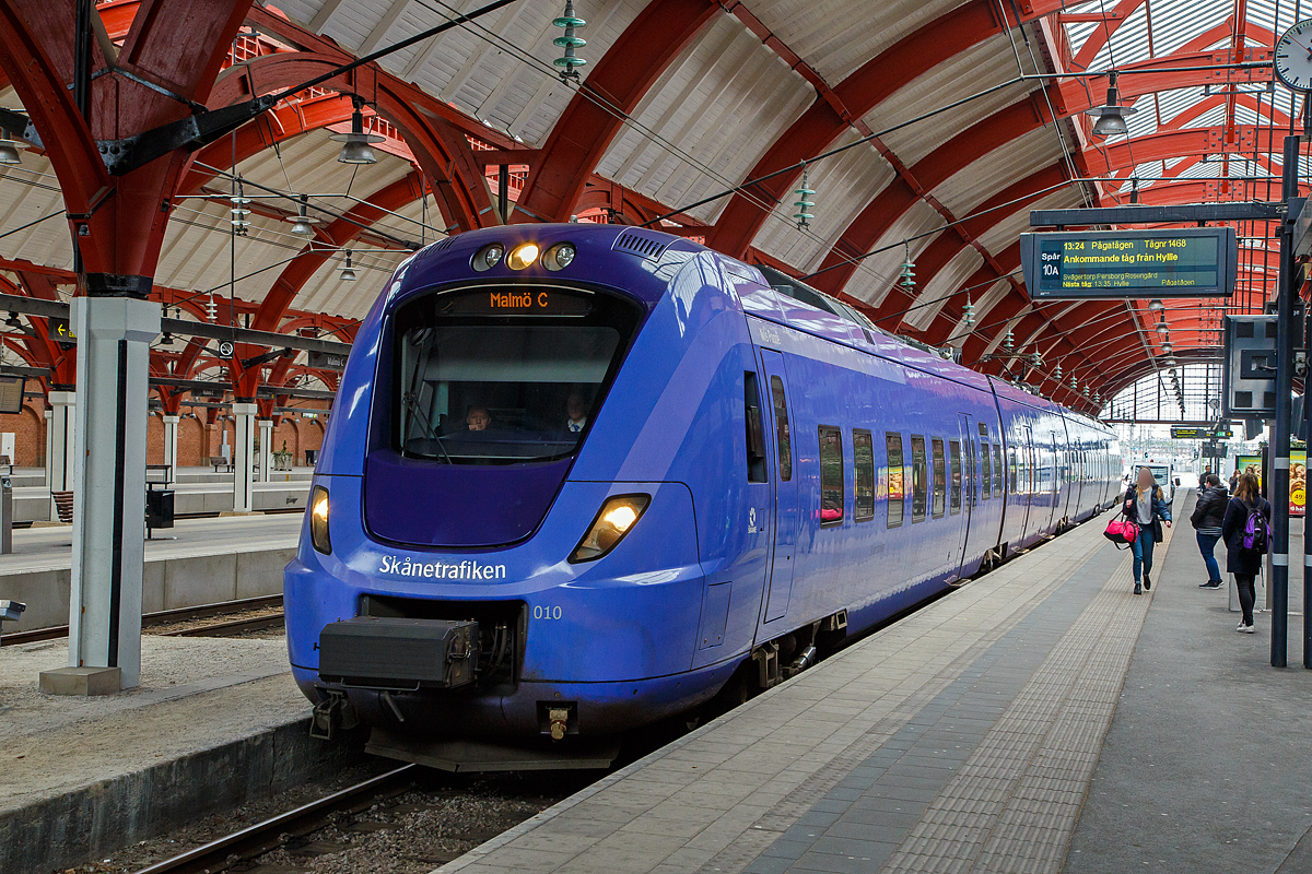 Der Skånetrafiken X 61 010 „Nils Poppe“ (94 744 610 010-1 S-Skåne), ein vierteiliger Elektrotriebzug vom Typ Alstom Coradia Nordic, der Skånetrafiken Pågatågen, aus Östervärn Hyllie kommend erreicht am 22.03.2019 den schönen oberirdischen Bereich von Malmö Central.
