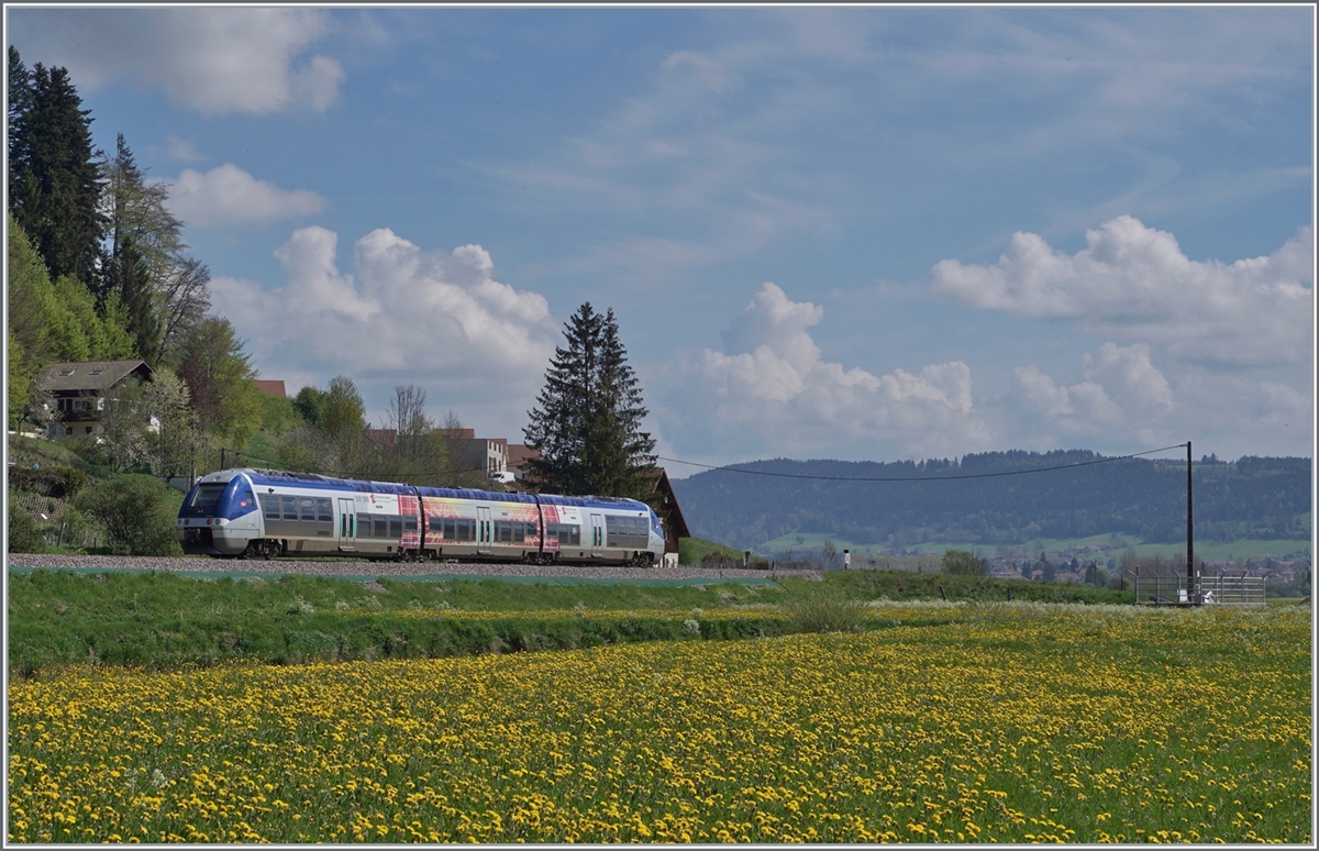 Der SNCF Dieseltriebwagen X 76713/714 ist als TER 18109 auf der Fahrt von Besançon Viotte nach La Chaux-de-Fonds und strebt kurz nach dem kleinen Weiler Pont de la Roche Morteau entgegen.

10. Mai 2022 