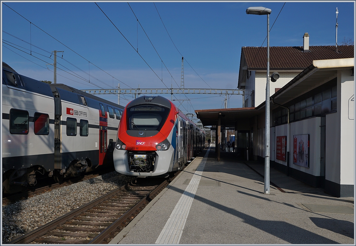 Der SNCF Régiolis tricourant Z 31 515 wartet in Coppet auf die Abfahrt Richtung Annemasse.

21. Jan. 2020