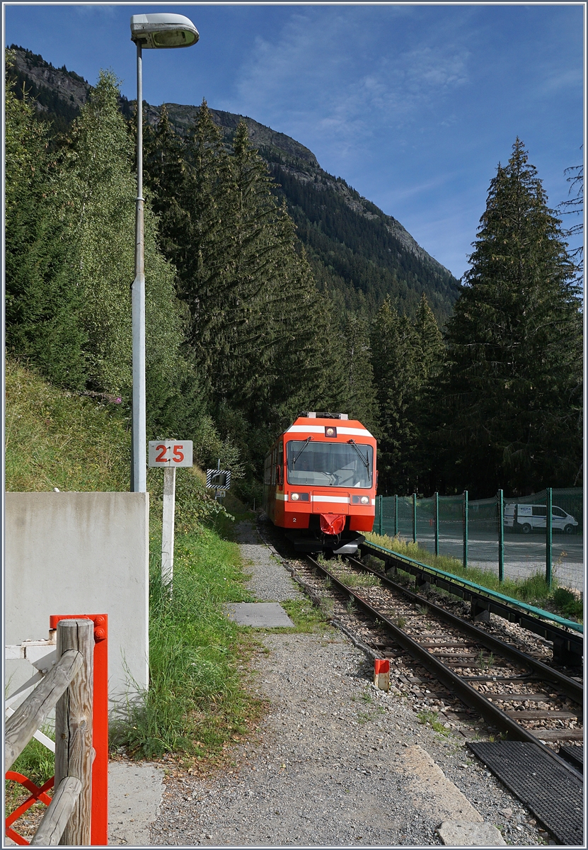 Der SNCF TER 18910 erreicht die kleine Station La Joux. Der Zug ist auf der Fahrt von Vallorcine nach Saint Gervais les Bains le Fayet. 

25. August 2020