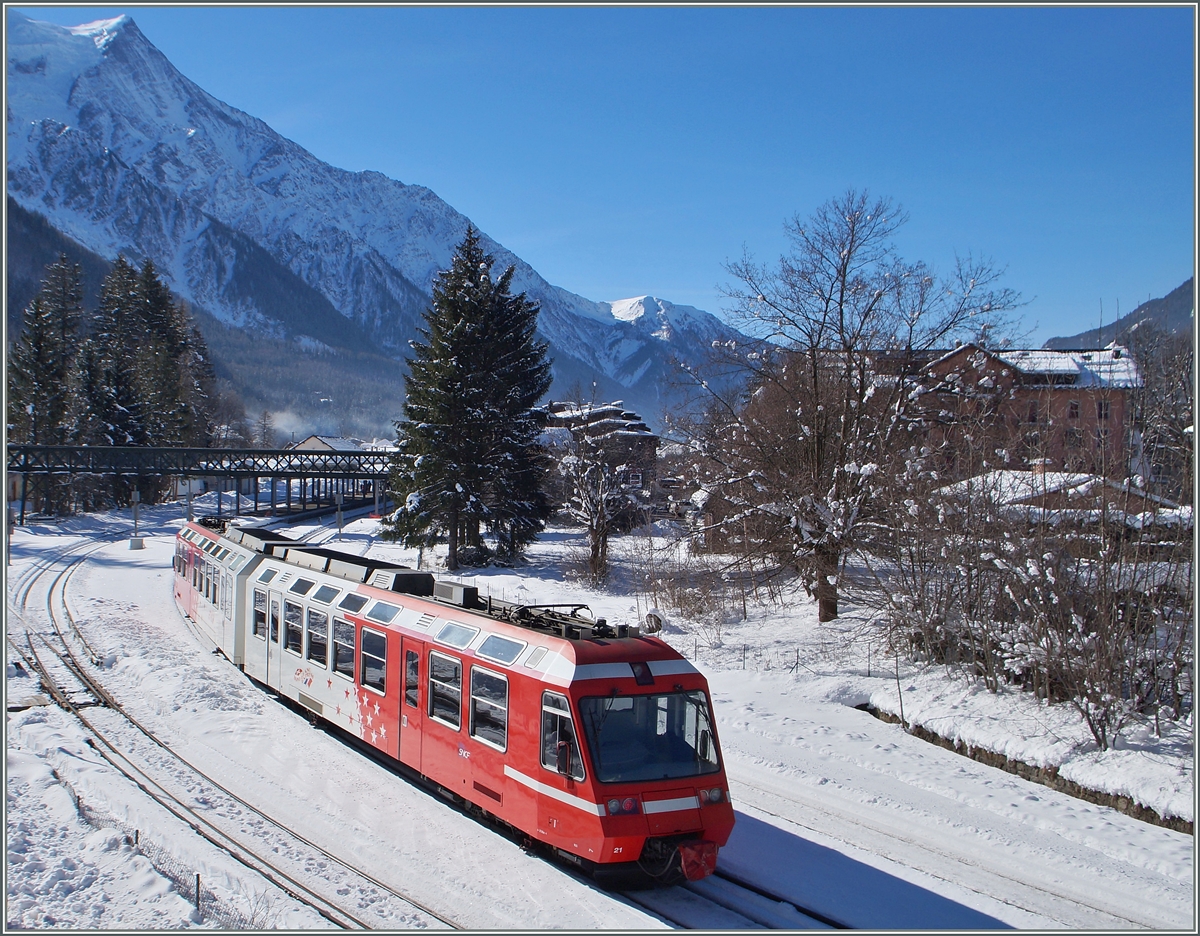 Der SNCF TER 18914 erreicht von Vallorcine kommend Chamonix MOnt Blanc. 
10. Februar 2015