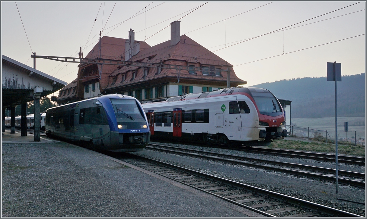 Der SNCF X 73657 verlässt Vallorbe als TER 18136 nach Frasne. Leider ist der Regionale Bahnverkehr durch den Mont-d'Or Tunnel mehr als bescheiden.
Im Hintergrund wartet der SBB RABe 523 108 und ein weiterer als S2 auf die Abfahrt nach Aigle. 

24. März 2022