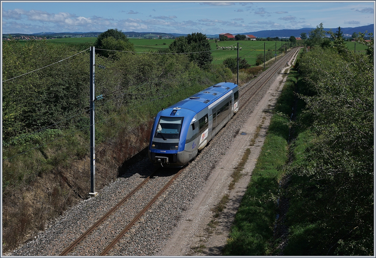 Der SNCF X 73758 auf der Fahrt als Leermaterialzug von Pontarlier nach Dole kurz nach nach La Rivière-Drugeon. 

21. August 2019