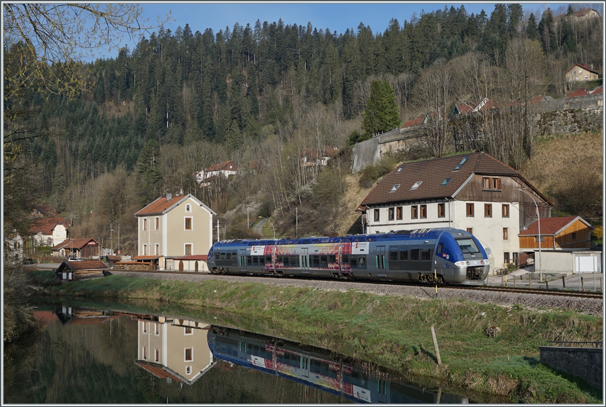 Der SNCF X 76679/680 verlässt als TER 18108 von La Chaux de Fonds nach Besançon den Ort Morteau. 

16. April 2022 