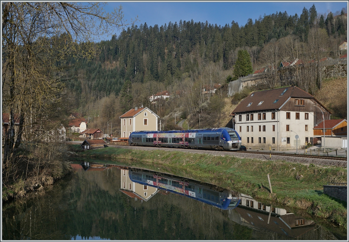 Der SNCF X 76679/680 verlsst als TER 18108 von La Chaux de Fonds nach Besanon den Ort Morteau. 

16. April 2022