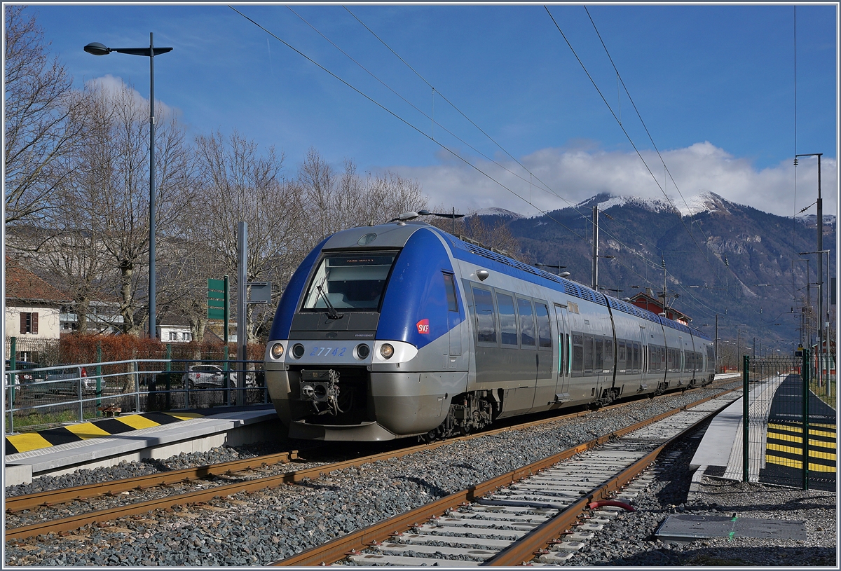 Der SNCF Z 27742 auf dem Weg von St-Gervais-le-Bains-Le Fayet nach Bellegarde (Ain) beim Halt in Saint-Pierre-en-Faucigny.

21. Februar 2020