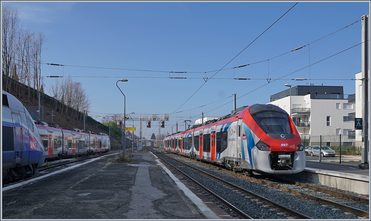 Der SNCF Z 31 527 M und ein weiterer verlassen Evain les Bains in Richtung Annemasse mit dem Ziel Coppet. 

8. Feb. 2020