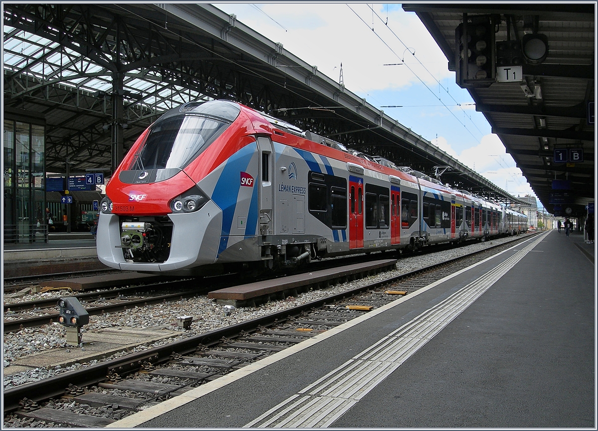 Der SNCF Z 31503 M (UIC 94 87 0031 503-9F-SNCF) Coradia Polyvalent régional tricourant zeigt sich in der gelungen LÉMAN EXPRESS Farbgebung bei Probefahrten mit dem Z 31501 in SNCF blaugrau in Lausanne.

29. April 2019
