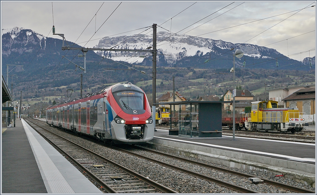 Der SNCF Z 31515 auf dem Weg von Saint Gervais nach Coppet beim Halt in La Roche sur Foron, im Hintergrund der SNCF Y 8505. 

13. Feb. 2020
