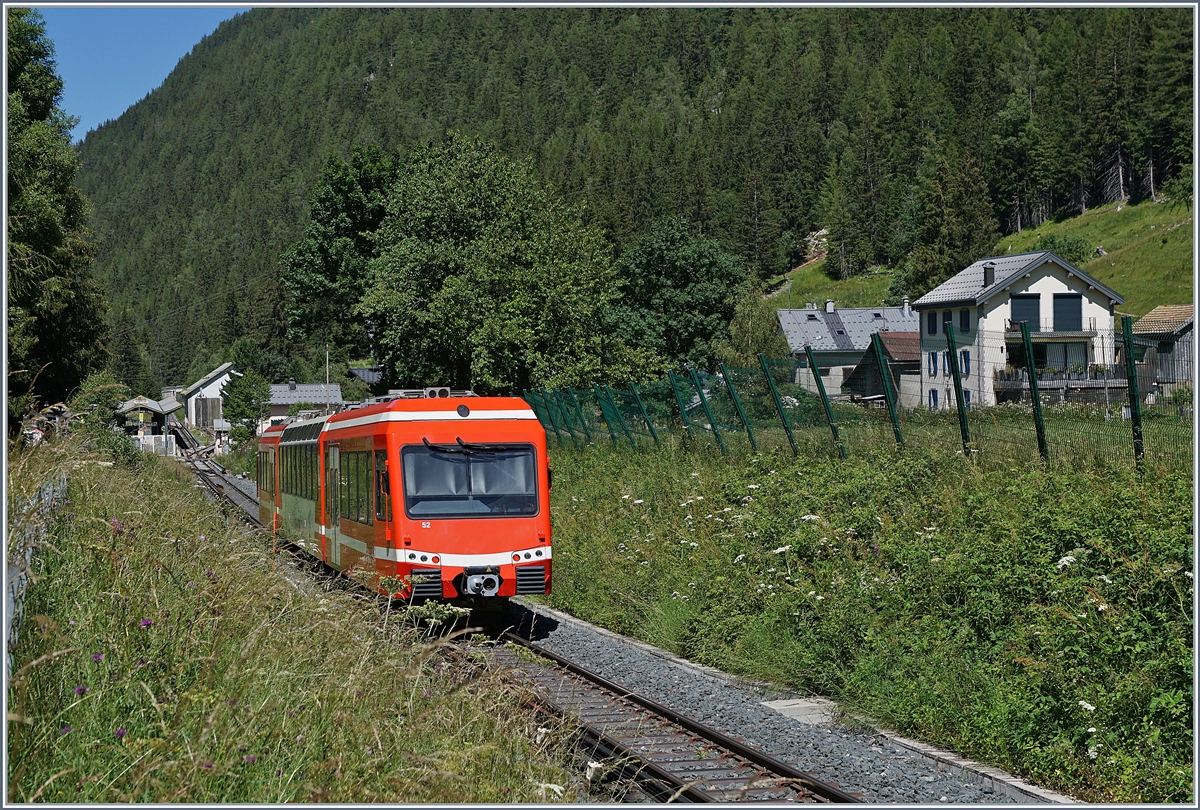 Der SNCF Z 850 N° 52 (94 87 0001 854-2F-SNCF) als TER 18988 nach Les Houches kurz nach Vallorcine.

7. Juli 2020