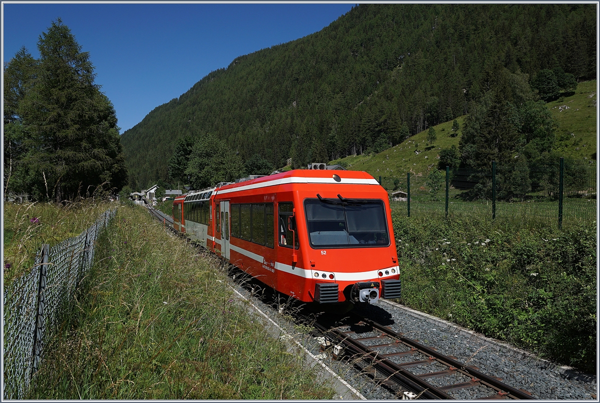 Der SNCF Z 850 N° 52 (94 87 0001 854-2F-SNCF) hat vor Kurzem den im Hintergrund zu erkennenden Bahnhof von Vallorcine verlassen und fährt nun als TER 18988 nach Les Houches. 7. Juli 2020