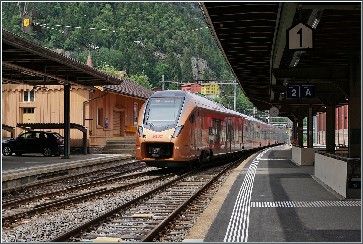Der SOB RABe 526 106/206  Treno Gotthardo  verlässt Göschenen in Richtung Basel.

23. Juni 2021