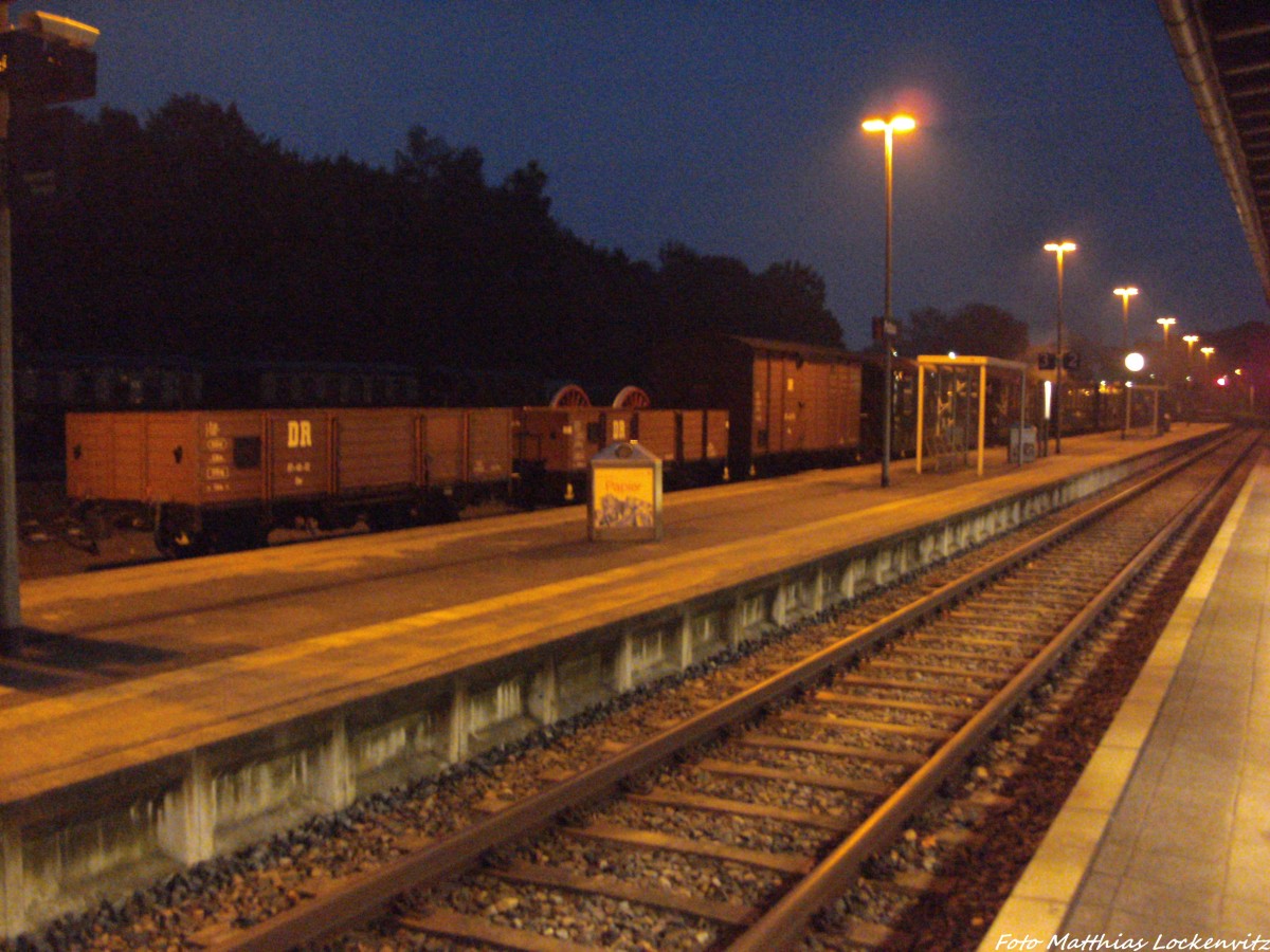 Der Sonderzug, bestehend aus Gterwagen auf Gleis 3 im Bahnhof Putbus abgestellt am 13.10.13