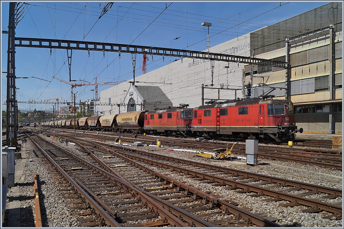 Der  Spaghetti  Zug von Frankreich nach Italien im Transit via Vallorbe - Simplon bei der Einfahrt in Lausanne. Die beiden SBB Re 4/4 II 11250 und 11275 sind mit 17 Uagpps Wagen bzw. 68 Achsen unterwegs.

17. April 2020 