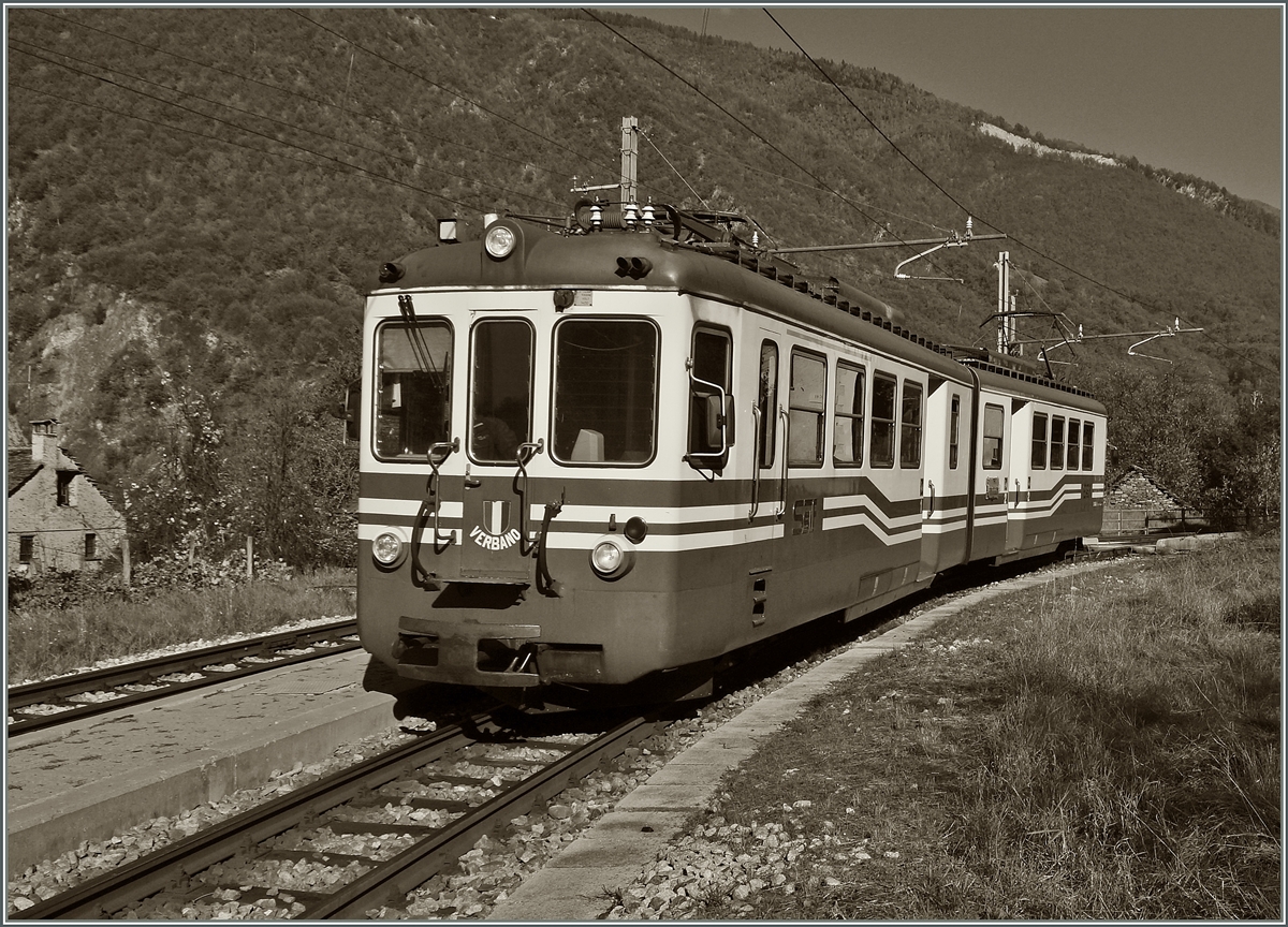 Der SSIF ABe 6/6 N° 35  Verbano  als Regionalzug 35 von Re nach Domodossola in Verigo.
31. Okt. 2014  