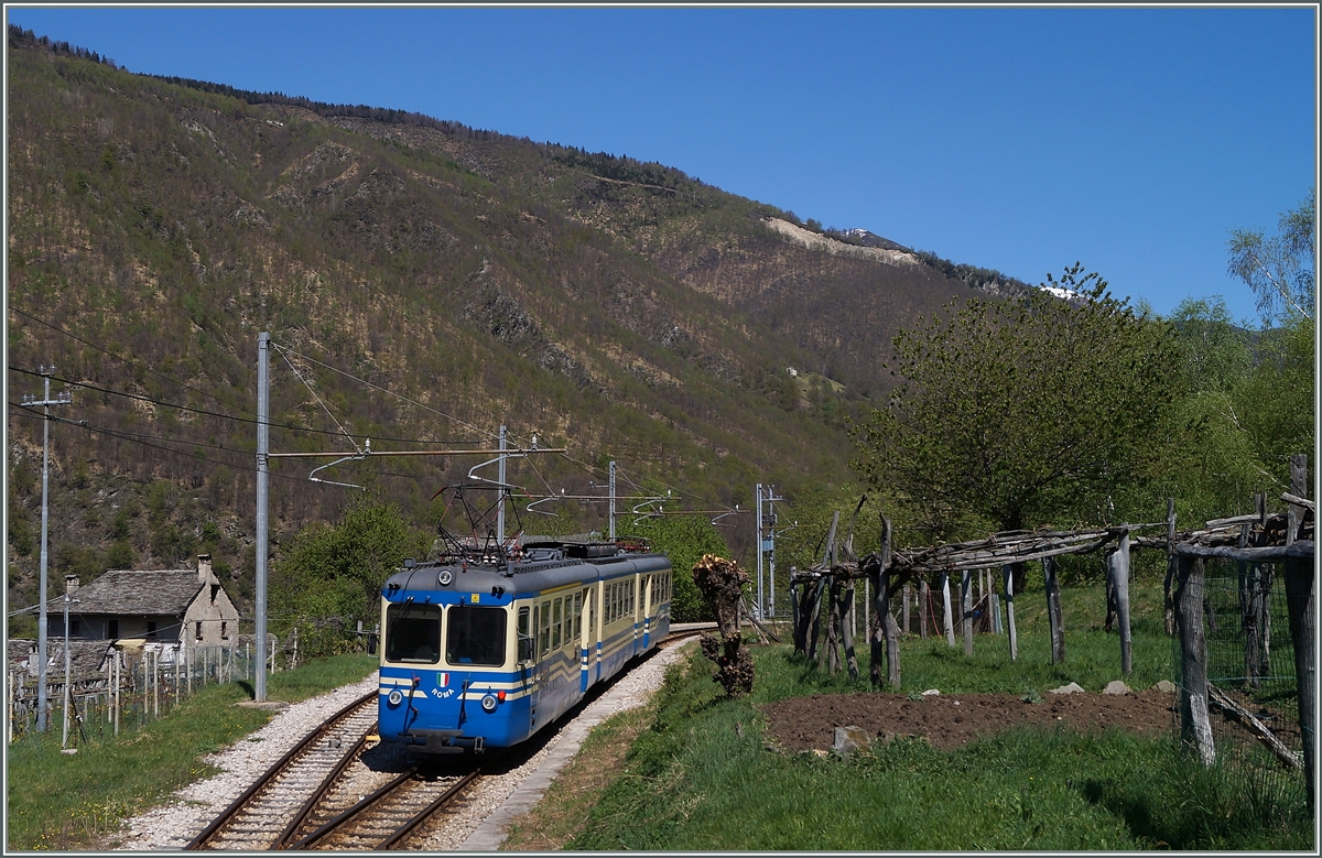 Der SSIF ABe 8/8 21  Roma  erreicht als Regionalzug 763 Verigo. 
15. April 2014 