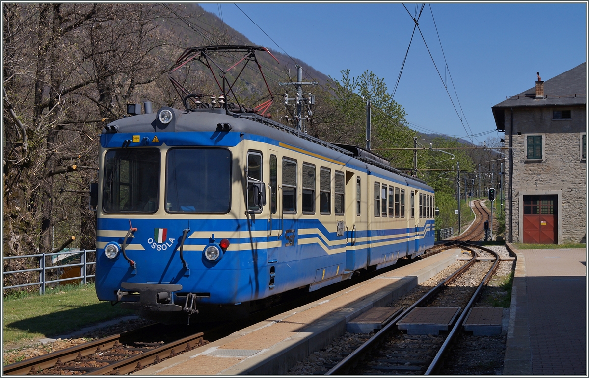 Der SSIF ABe 8/8 23  Ossola  als Regionalzug 763 Domodossola - Re beim Halt in Trontano. 13 April 2014