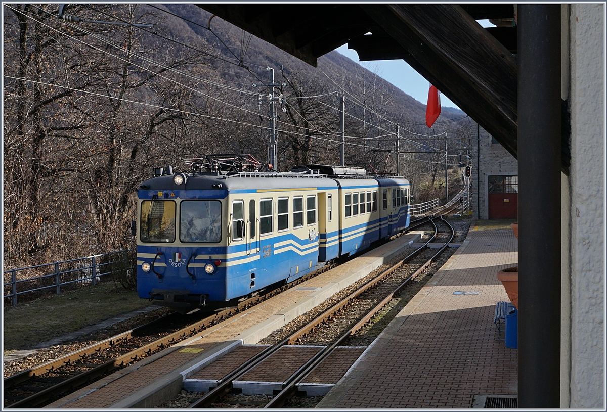 Der SSIF ABe 8/8 23  Ossola  als Schnellzug 32 von Locarno nach Domodossola in Trontano.
1. März 2017