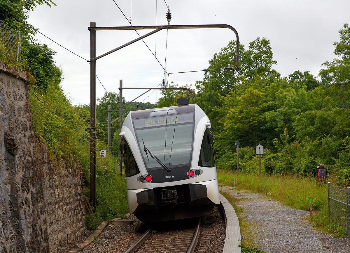 
Der Stadler ET GTW 2/6 - RABe 526 762-0 (RABe 94 85 7526 762-0 CH THB) der Thurbo AG, fährt am  18.06.2016 vom Hp Schloss Laufen am Rheinfall, als S 33 (Schaffhausen - Winterthur), weiter in Richtung Winterthur.