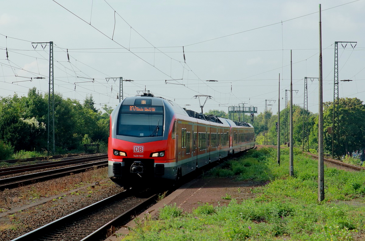 Der Stadler Flirt 3 428 503 der DB und ein weiterer 428 treffen am 02.09.2017 als RE 42  Niers-Haard-Express  auf ihrer Fahrt von Mönchengladbach nach Münster in Krefeld-Uerdingen ein