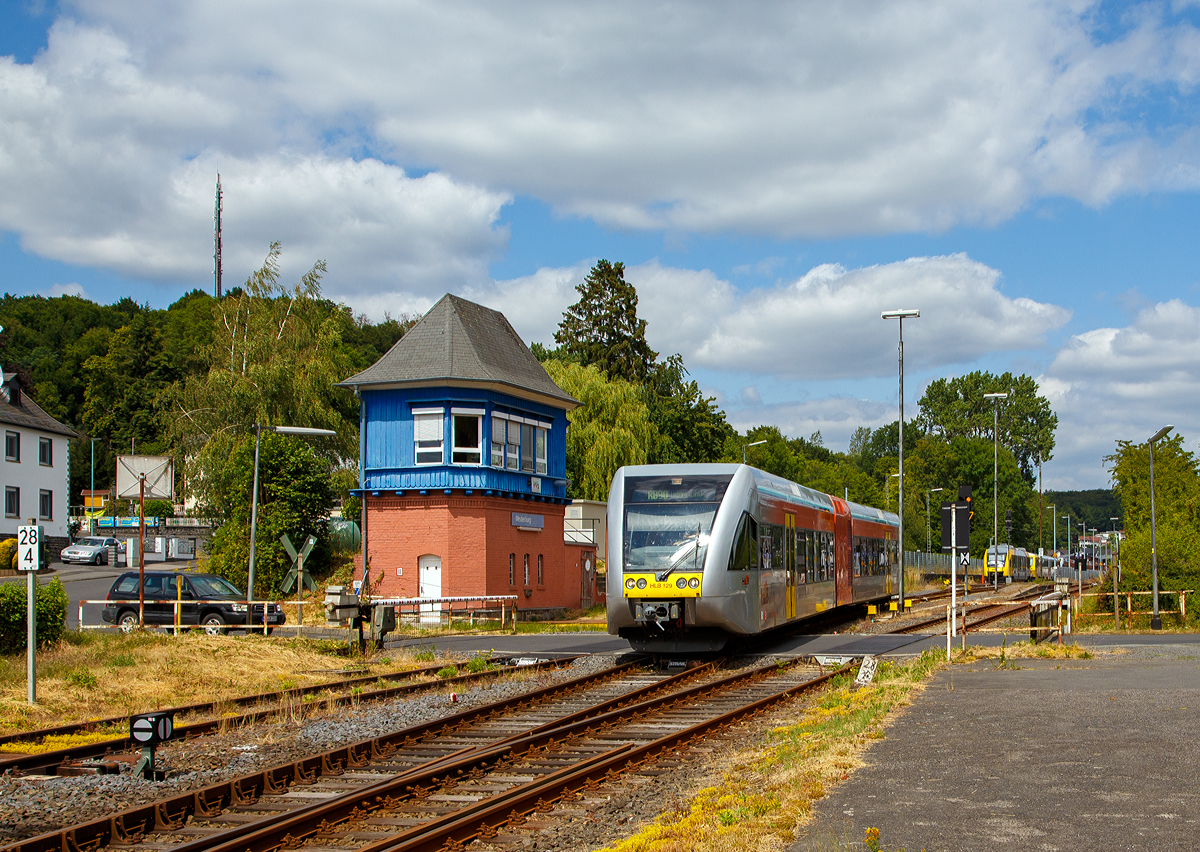 
Der Stadler GTW 2/6 HLB 129 bzw. VT 526 129 (95 80 0946 429-7 D-HEB / 95 80 0646 429-0 D-HEB / 95 80 0946 929-6 D-HEB) der HLB (Hessische Landesbahn GmbH) fährt am 07.07.2019 von Westerburg, als RB 90  Westerwald-Sieg-Bahn , weiter nach Limburg (Lahn).

Links das Stellwerk Westerburg Ws (Süd).
