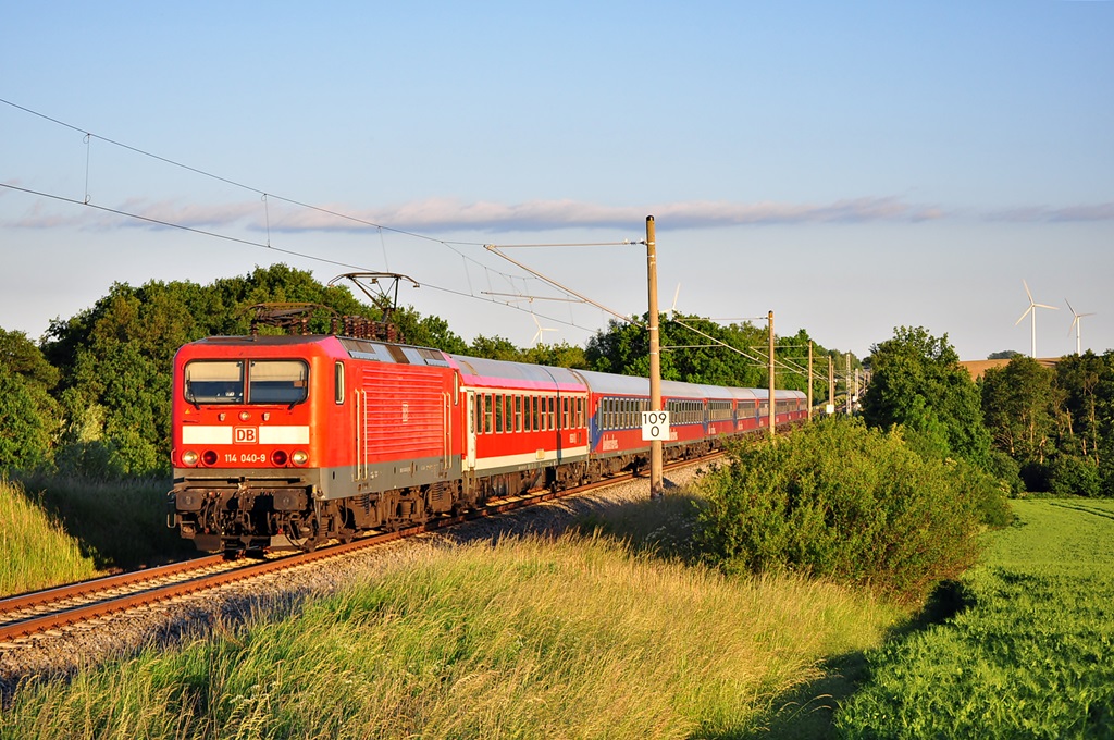 Der Star des Tages,die 114 040 mit dem BTE-Zug von Berlin nach Warnemünde.Im Zug befanden sich Fahrgäste des in Warnemünde liegenden Kreuzfahrers Norwegian Star .

Hier am 29.05.2014 zwischen Kavelstorf und Gragetopshof.