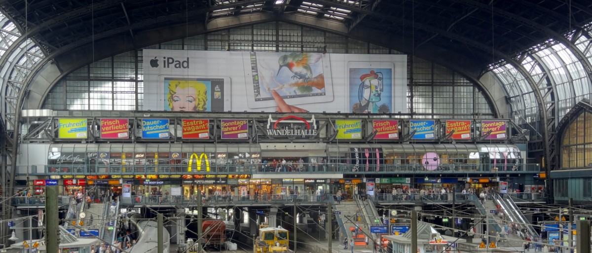 Der s�dliche Gleis�bergang in der Halle des Hamburger Hauptbahnhofes pr�sentiert sich vielf�ltig, so auch im August 2013.  
